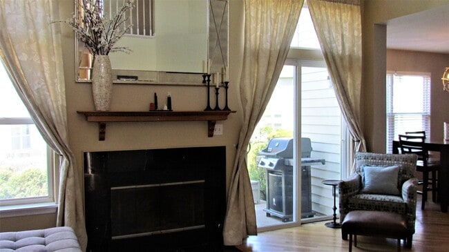 Building Photo - 1542 E Chivalry Ct