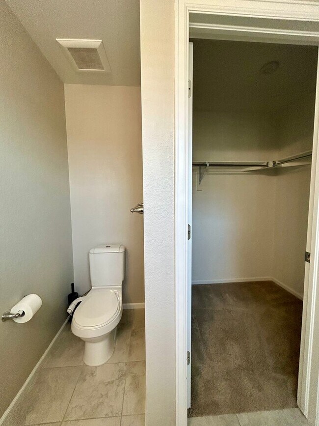Building Photo - Modern Three Bedroom Townhome Available For Rent in Creekside