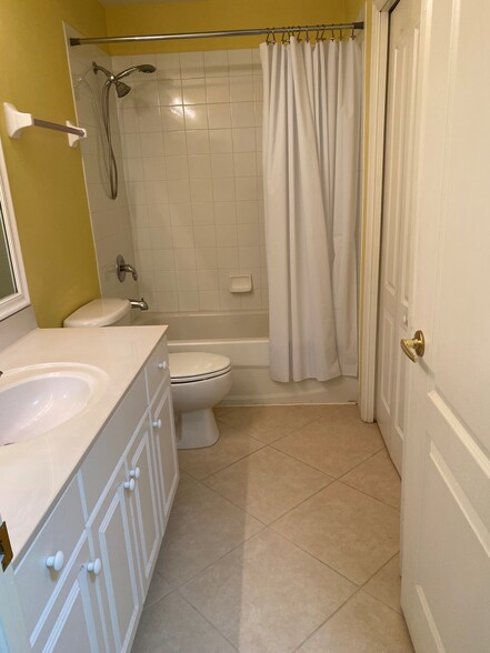 Second full bath right next to the second bedroom! - 9420 Ivy Brook Run