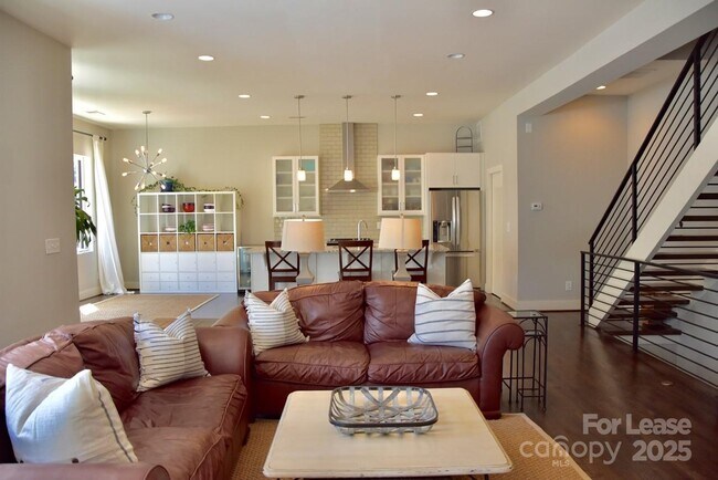 Building Photo - 916 Westbrook Dr