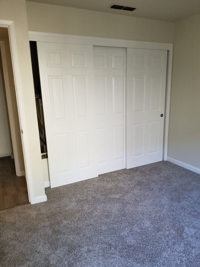 Building Photo - Centrally Located Condo in Nice Complex