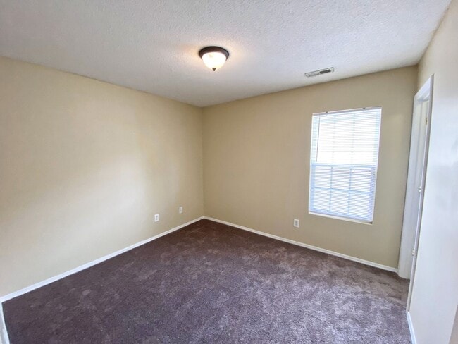 Building Photo - LOCATION IS KEY!!  4 Bedroom House in the ...
