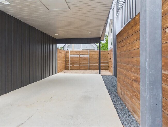 Building Photo - 4402 Mt Vernon Dr