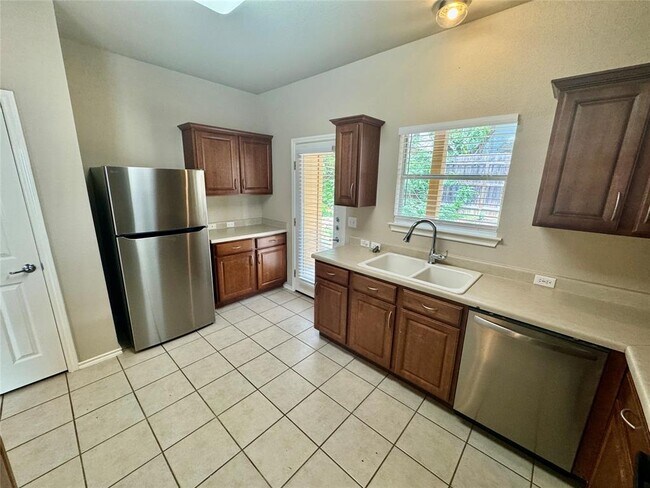 Building Photo - 2110 Charlotte Estates Dr