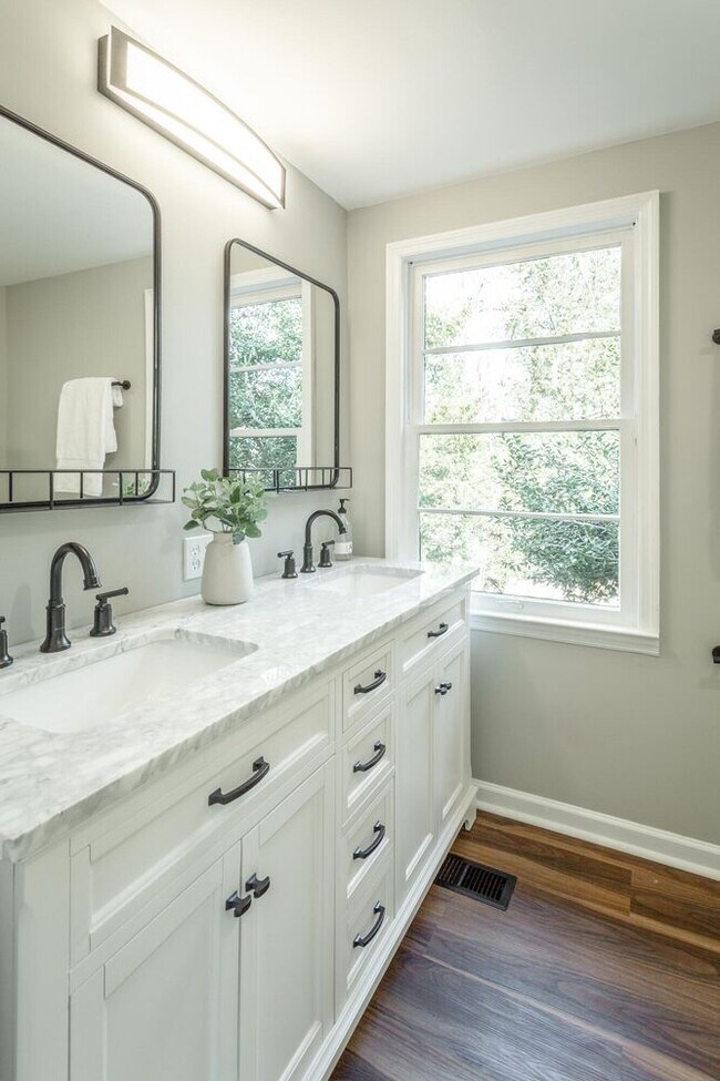 Master dual vanity - 3474 Lockwood Cir