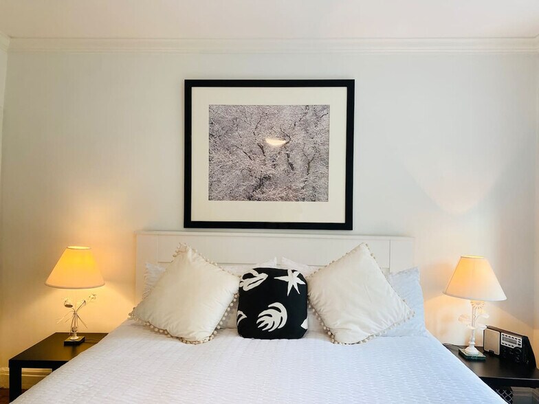 Building Photo - 112 W 78th St