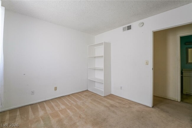 Building Photo - 2102 E Russell Rd