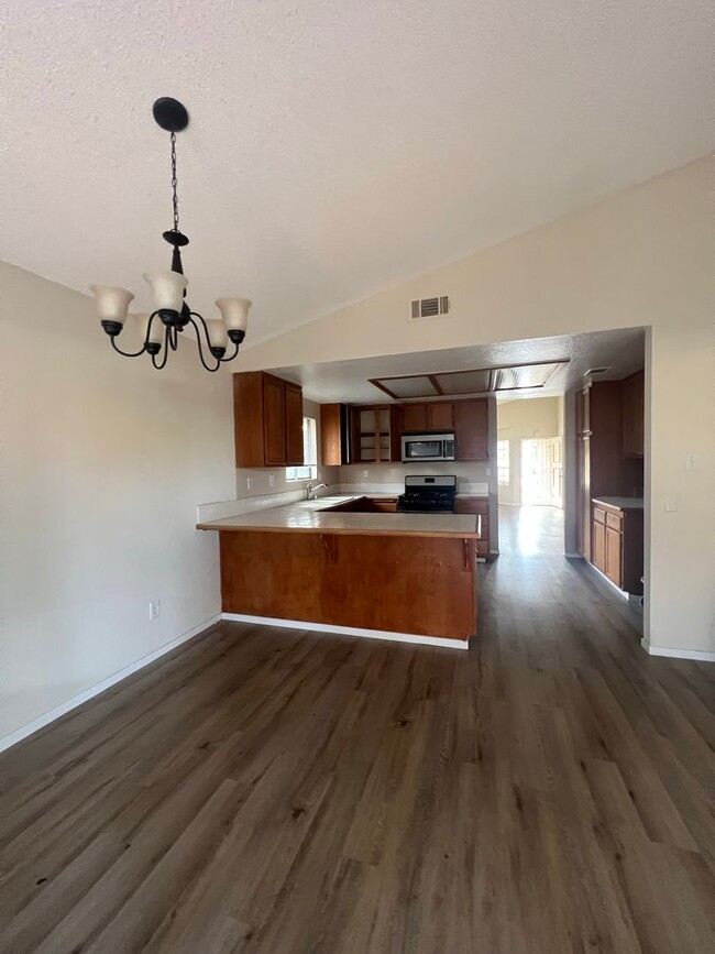 Building Photo - West Hemet. 3 bedroom 2 bath home!