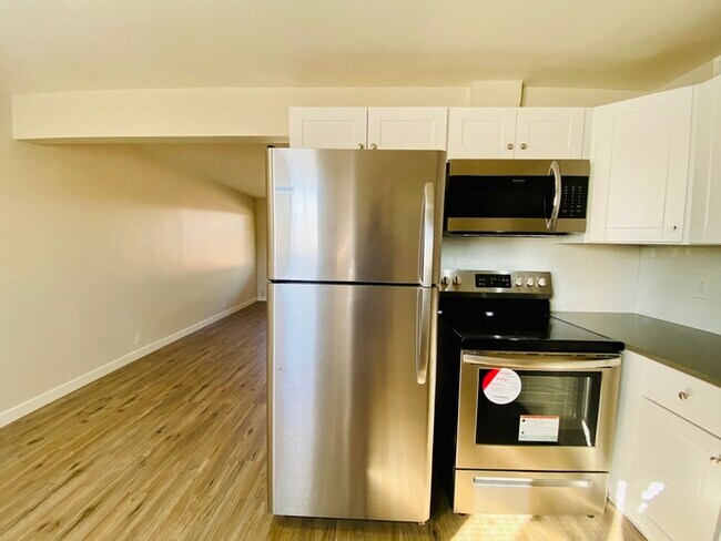 Building Photo - Newly Renovated Spacious 1 Bedroom with Vi...