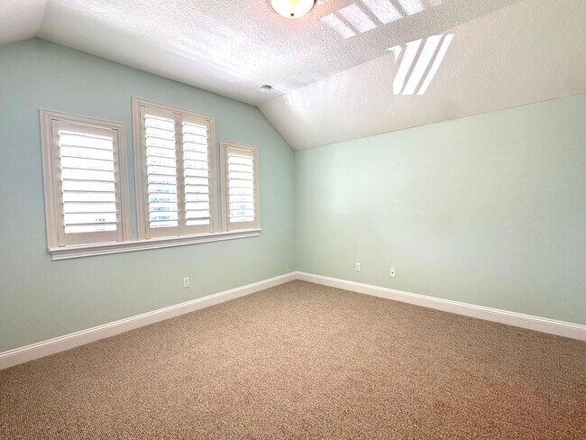 Building Photo - 4 Bed/3 Bath Coastal Beauty!