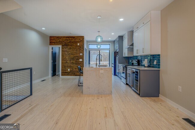 Building Photo - 1250 Breuer Mews NW