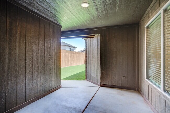 Building Photo - Modern townhome in South Lubbock