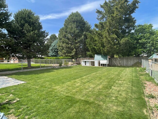 Building Photo - Updated 2 bedroom, large fenced back yard ...