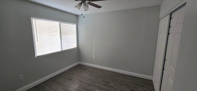 Building Photo - 1405 E Vegas Valley Dr