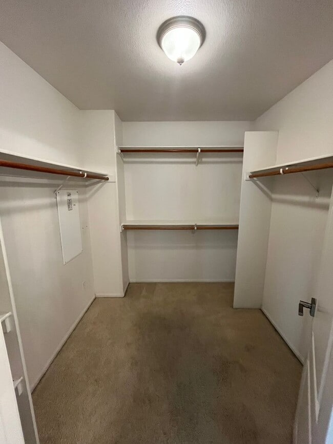 Building Photo - ***Move in Special.  $1000 off 1st month's rent***Beautiful corner unit townhome in the heart of ...