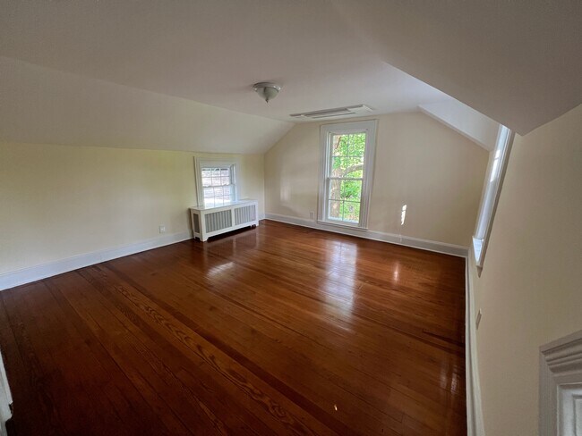 Building Photo - 23 Pinetree Ln
