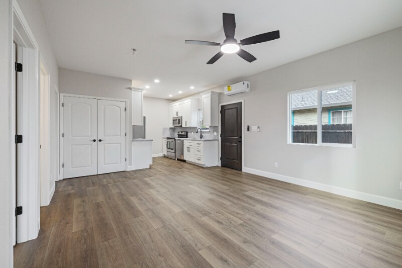 Building Photo - 619 S Sacramento St