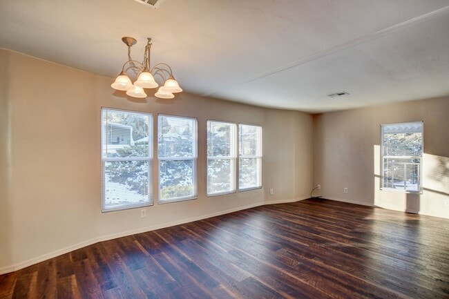 Building Photo - 2 bed, 2 bath Home in Prescott!