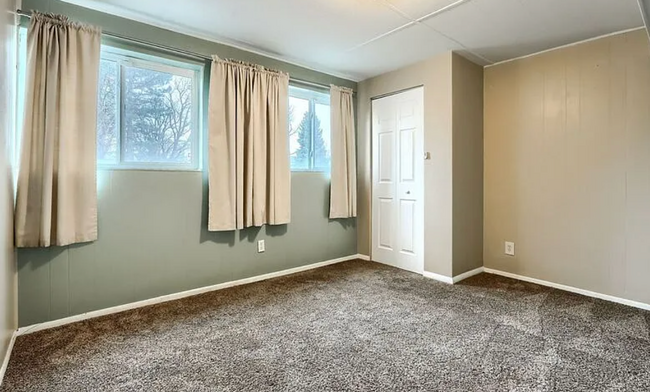 Building Photo - Charming & Spacious 5-Bedroom Home! Detach...