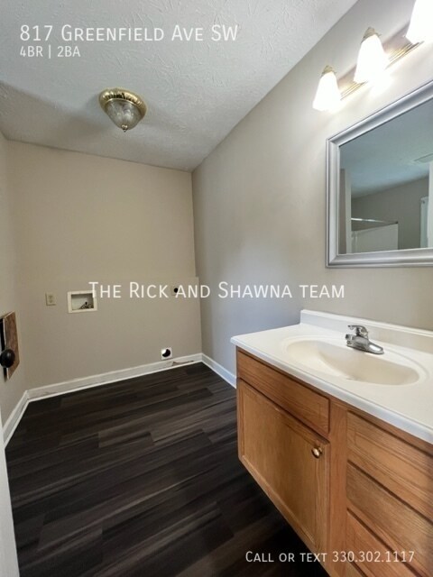 Building Photo - Large 4 bedroom home for rent with 2 baths...