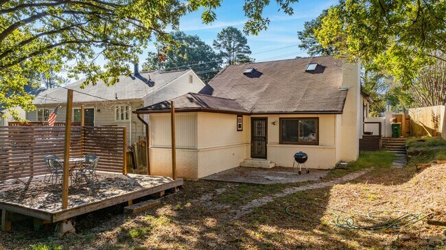 Building Photo - 2 or 3 Bedroom Renovated Mid-Town Charmer