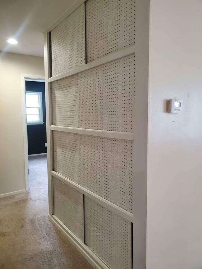 Building Photo - 2030 College Heights Rd