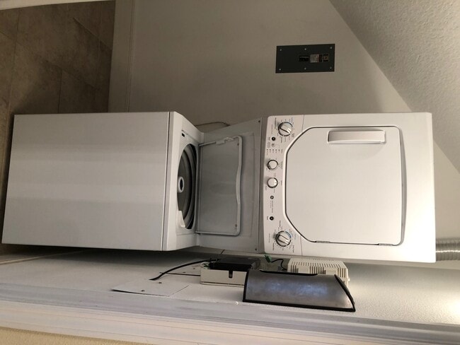 In unit laundry - 300 State St E