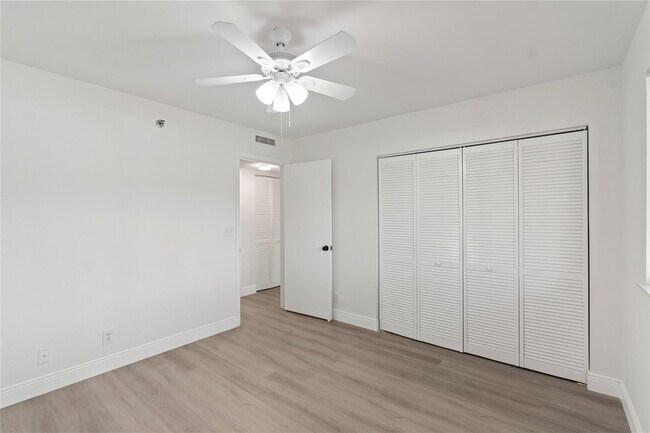 Building Photo - 2232 N Cypress Bend Dr