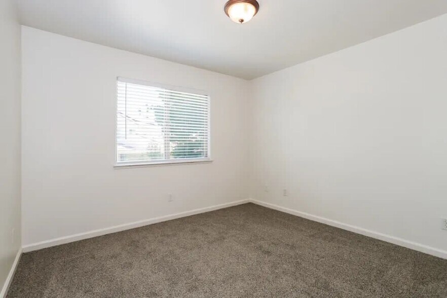 Building Photo - 1346 La Guardia Cir