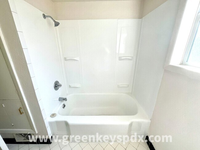 Building Photo - N Albina Duplex