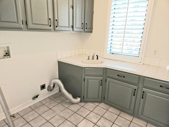 Building Photo - Stunning 4 Bed 3 Bath Naglee Park Home Nes...