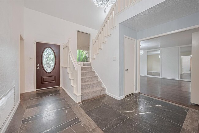 Building Photo - 2107 Shadowbriar Dr