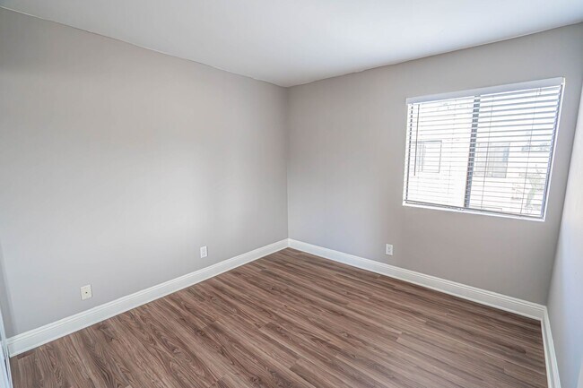 Building Photo - 2-Bedroom Condo with Community Amenities and Utilities Included in Canyon Country!