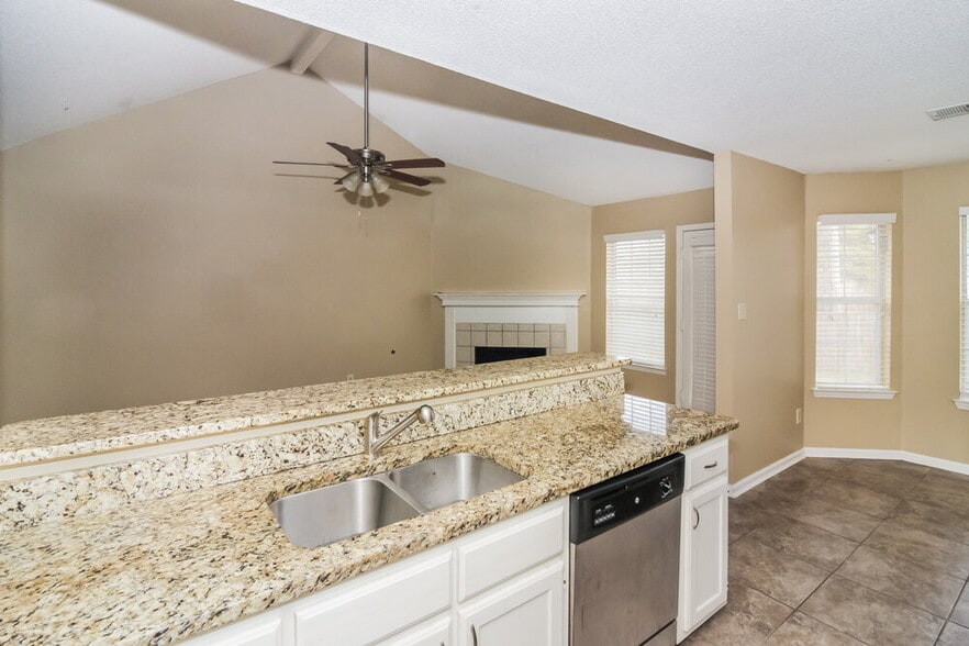 Building Photo - 1604 Marie Rd