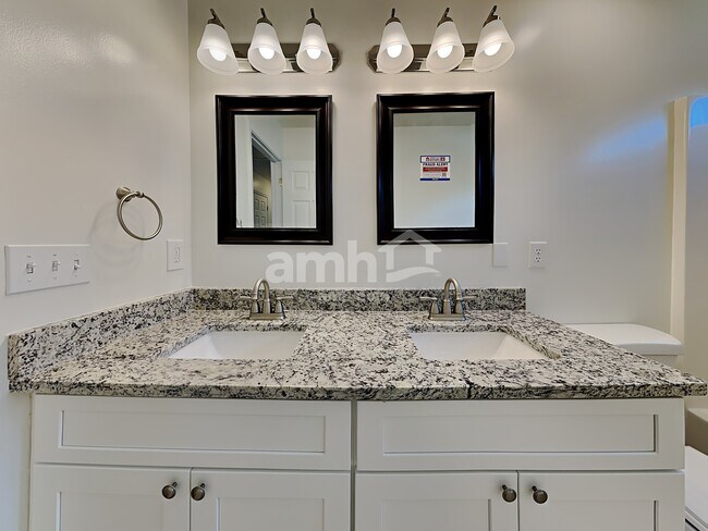 Building Photo - 706 Walnut Crossing Dr