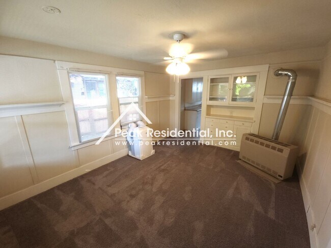 Building Photo - Cute 2 bd/1 ba Roseville House