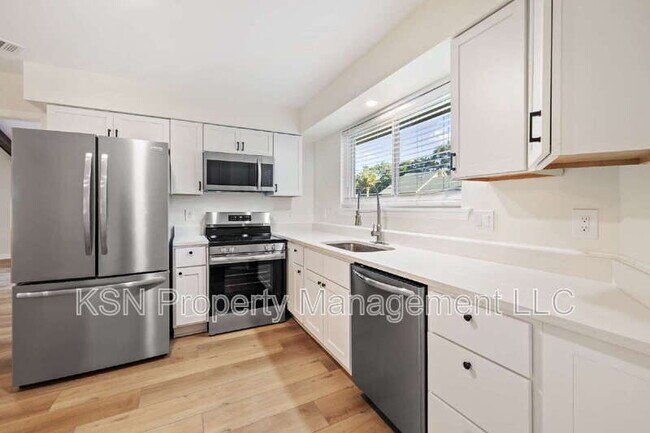 Building Photo - 286 Cushing Dr