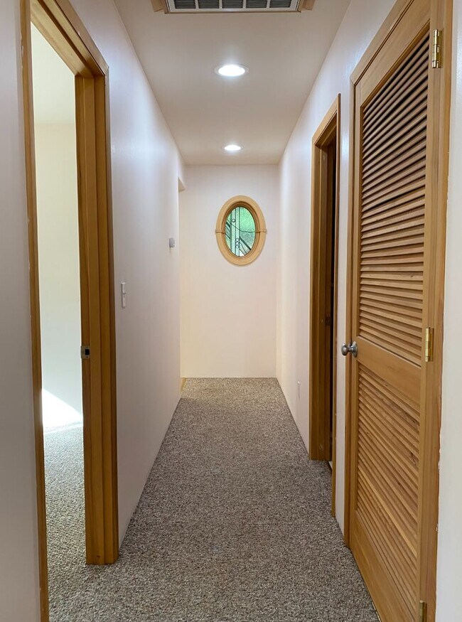Building Photo - Cute Townhouse On Private Drive In White Salmon, WA