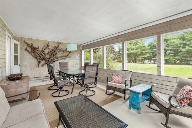 Building Photo - 540 River Rd