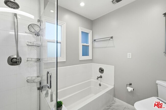 Building Photo - 15040 Hamlin St