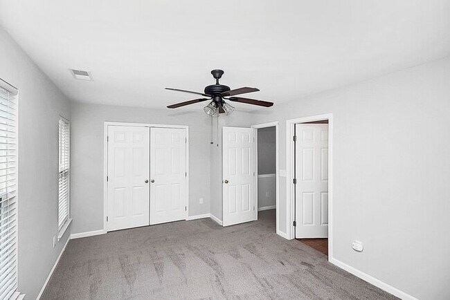 Building Photo - 2BD/2.5BA End Unit Townhome in Blakeney Greens!