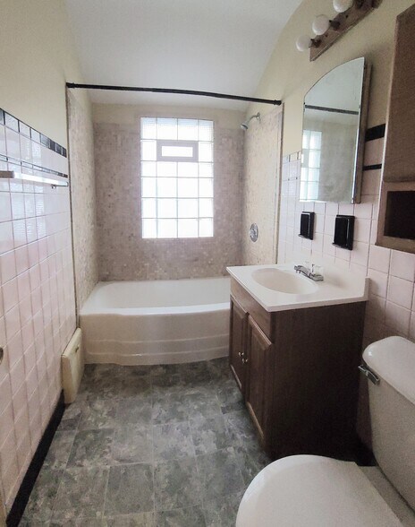 Building Photo - 6931 W Cleveland Ave