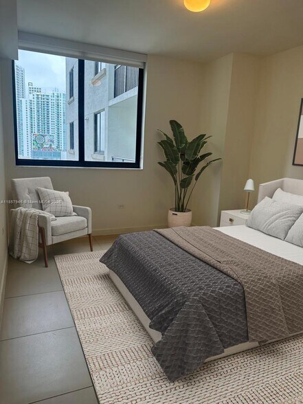 Building Photo - 999 SW 1st Ave