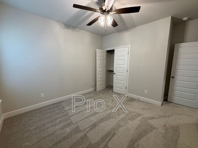 Building Photo - 1908 Charles St