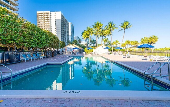 Building Photo - 2555 Collins Ave