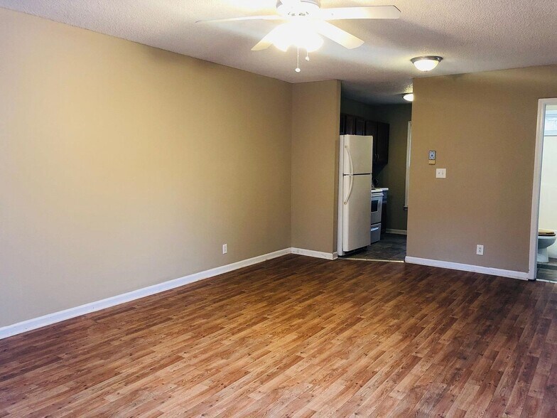 Building Photo - 506 B St