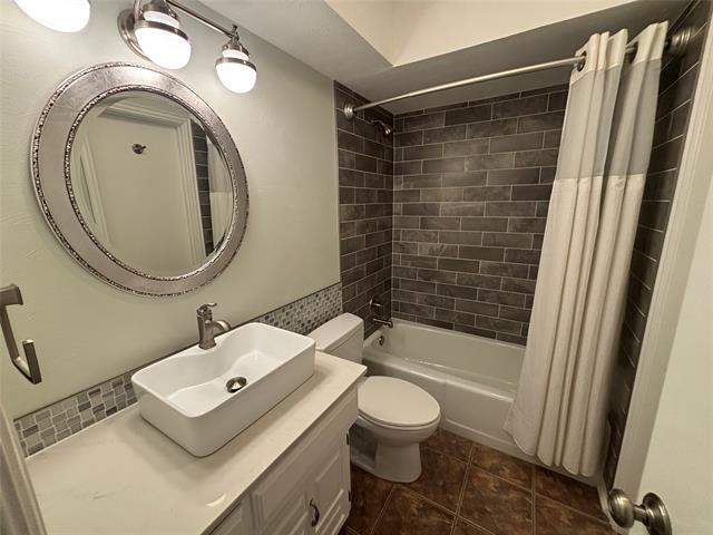 Building Photo - 3300 Wells Dr