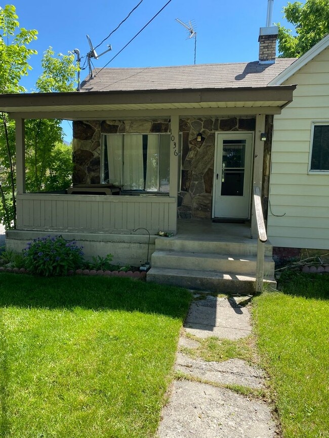 Building Photo - Great 2 br 1 bath House. Pet Friendly.  Available for December move in!