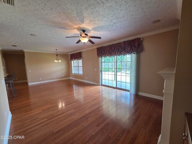 Building Photo - 3401 Hillcrest Dr