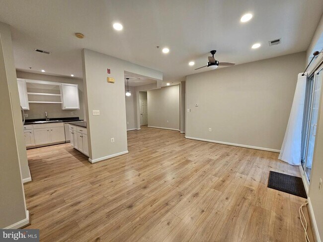 Building Photo - 6491 Cheyenne Dr